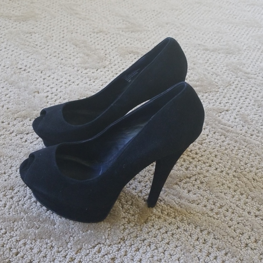Heels - Picture 2 of 4